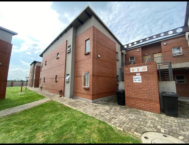 2 BEDROOM APARTMENT FOR SALE IN KEMPTON PARK